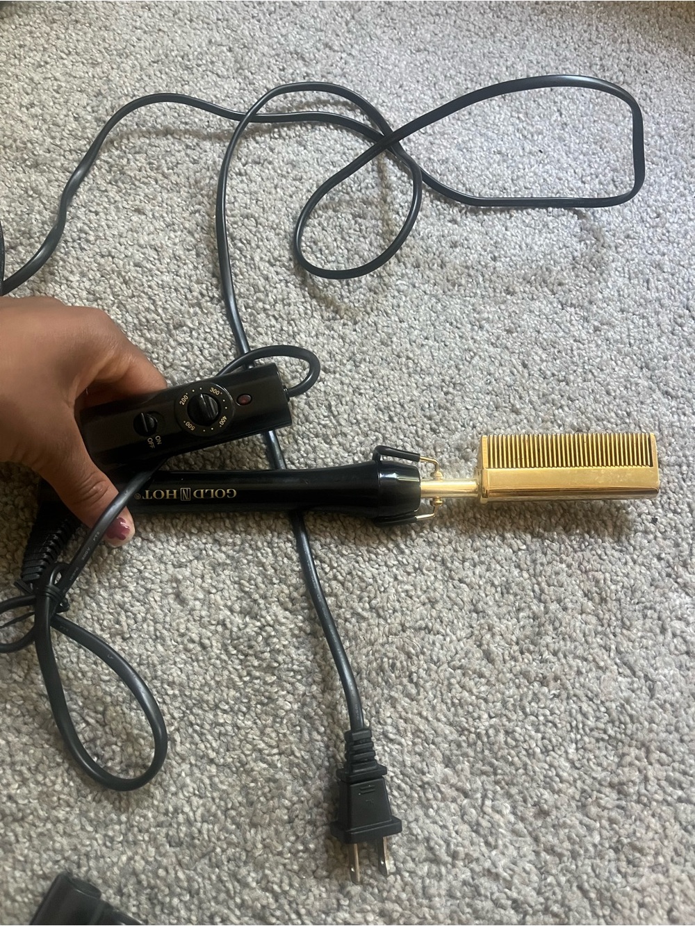 Gold N Hot Professional Electric
Pressing Comb - Multi-Heat Control
Black/Gold B